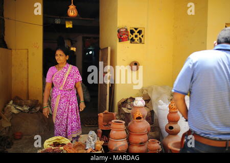 Bangalore, Indien - 15. Oktober 2016: Unbekannte Frau verkaufen earthernware in der Töpferei Straße, Bangalore, Indien. Stockfoto