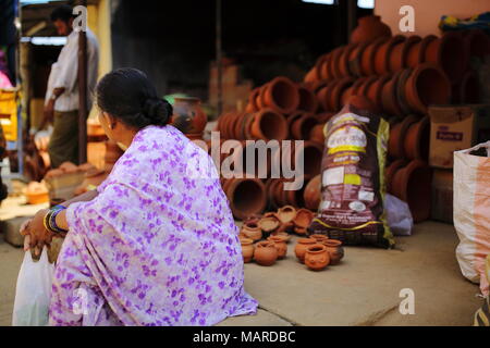 Bangalore, Indien - 15. Oktober 2016: Unbekannte Frau auf Pflaster in der Töpferei Straße, Bangalore sitzen. Stockfoto