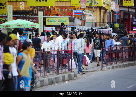 Bangalore, Indien - 16. Oktober 2016: bewegende Menschenmenge in der abendlichen Hauptverkehrszeit an der Brigade Road. Der Brigade Road ist einer der verkehrsreichsten Platz in der Stadt. Stockfoto