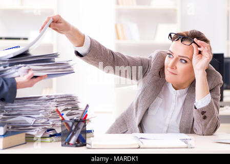 Geschäftsfrau sehr beschäftigt mit laufenden Schreibarbeit Stockfoto