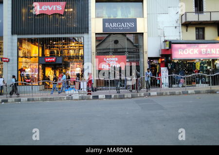 Bangalore, Indien - 16. Oktober 2016: Paar markenshops an der Brigade Road, Bangalore. Der Brigade Road ist eine der belebtesten Geschäftsviertel der Stadt. Stockfoto