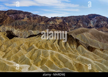 Dies ist ein Blick auf die späten Nachmittag Zabriski Point, dem berühmtesten Aussichtspunkt im Death Valley National Park, Kalifornien, USA. Stockfoto