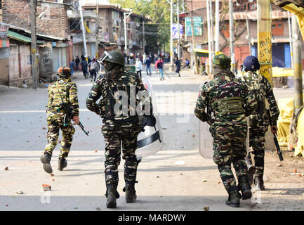 Personen aufeinanderprallen mit indischen Kräfte im Bereich der Soura Srinagar, Indien verwalteten Kaschmir am 03. April 2018. Menschen stießen mit indischen Truppen nach dem frischen Tötung eines Jugendlichen eher aus Gowher Kangan Bereich Ganderbal Bezirk. Eher pellets in seinem Kopf am 02. April 2018 während der Proteste erhalten Aginst der Morde an 18 Millitants und Zivilisten und wurde ins Krankenhaus, wo er seinen letzten Heute atmete gebracht. Ausgangssperre wurde in vielen Teilen von Kaschmir Valley implementiert den Protest Aufruf von Pro Freiheit Lager gegen die jüngsten Zivilisten zu thrawt. Dreizehn mutmaßliche Militante, fünf zivilen Stockfoto