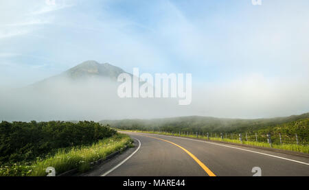 Mt. Rausu Türme über dem Nebel in Shiretoko National Park Stockfoto