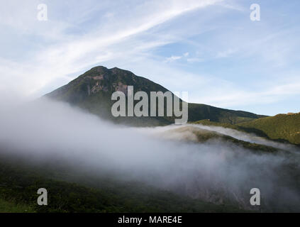 Nebel rollt über Mt. Rausu spät am Tag Stockfoto