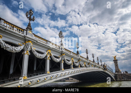 Alexandre III Brücke und dem Fluss Seine in Paris Frankreich Stockfoto