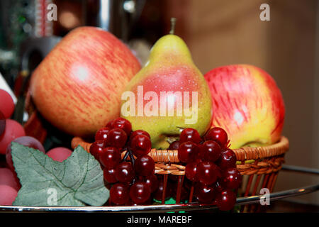 Dekorative Obst Äpfel, Birnen, Trauben werden in den Korb Stockfoto