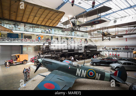 Prag. Der Tschechischen Republik. Spitfire, Innenraum des Nationalen Technischen Museums NTM (Národní technické Muzeum). Im Vordergrund ist die britische Supermarine Spi Stockfoto