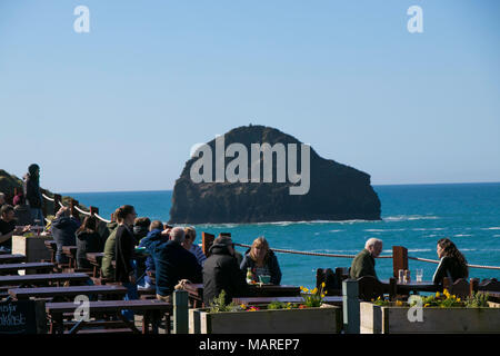 Touristen Mittagessen in einem Pub mit einem Meer Meerblick bei Trebarwith Strand in Cornwall, England genießen Stockfoto