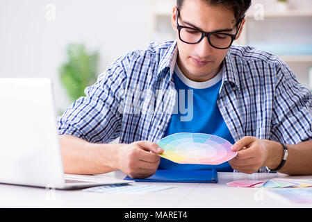 Junge Designer arbeiten an neuen Projekt und der Auswahl der Farben Stockfoto