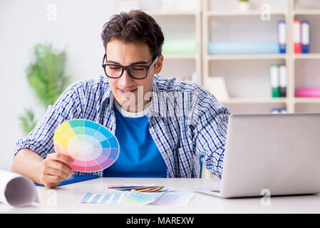 Junge Designer arbeiten an neuen Projekt und der Auswahl der Farben Stockfoto