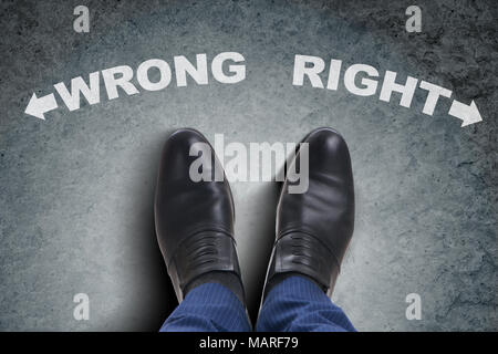 Geschäftsmann Füße nach schwierigen Wahl Dilemma Stockfoto