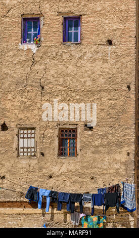 Marokko Fes Medina Souk CHOUWARA GERBEREI GERBEREIEN WAND MIT VIER FENSTER UND WASCHMASCHINE AUF DER LINIE Stockfoto