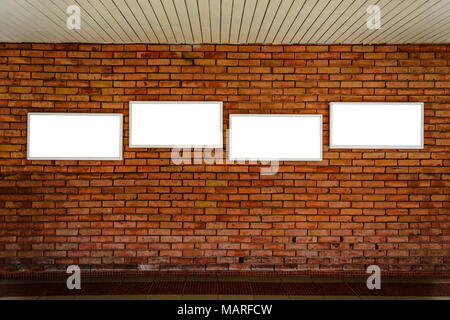 Vier leere Rahmen mock up auf einer alten Mauer Stockfoto