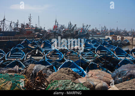 Blau Fischerboote in Essaouira alten Hafen an einem sonnigen Sommertag, Marokko Stockfoto