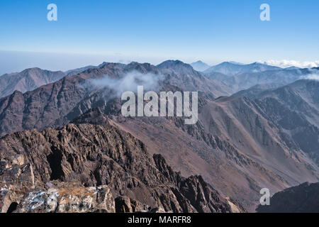 Toubkal und anderen höchsten Berggipfel der Hohen Atlas im Toubkal Nationalpark, Marokko Stockfoto