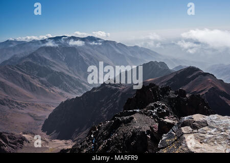 Toubkal und anderen höchsten Berggipfel der Hohen Atlas im Toubkal Nationalpark, Marokko Stockfoto