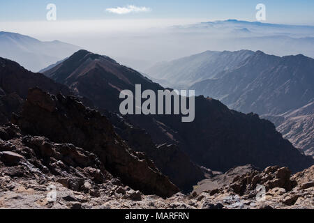 Toubkal und anderen höchsten Berggipfel der Hohen Atlas im Toubkal Nationalpark, Marokko Stockfoto