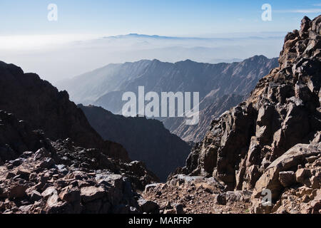 Toubkal und anderen höchsten Berggipfel der Hohen Atlas im Toubkal Nationalpark, Marokko Stockfoto