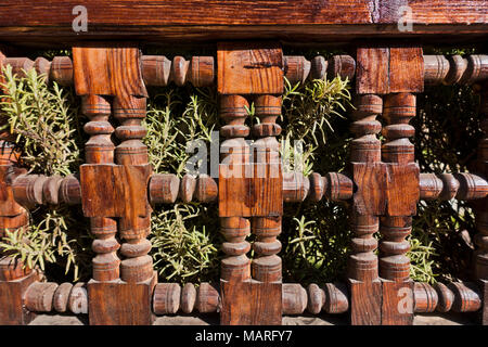 Architektonisches Detail eines hölzernen Zaun am Garten in Marrakesch, Marokko Stockfoto