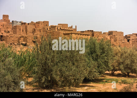 Berber Dorf gebaut wird Casbah Stil in der Nähe von Todra Schlucht im Mittleren Atlas, Marokko Stockfoto