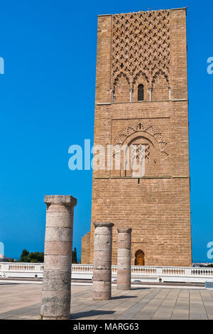 Hassan Turm, 12. Jahrhundert Minarett mit Ruinen der größten Moschee der Welt, Rabat, Marokko Stockfoto