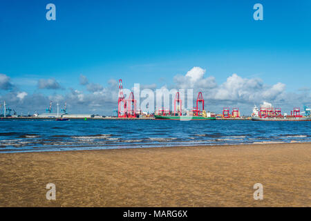 Fährhafen Liverpool Docks bootle von New Brighton Leuchtturm auf dem Wirral in der Nähe von Birkenhead Liverpool North West England Großbritannien Stockfoto