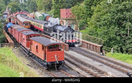 Eine Ansicht der Goathland Bahnhof in die North York Moors mit zwei Personenzüge in der Station sowie ein Güterzug. Stockfoto