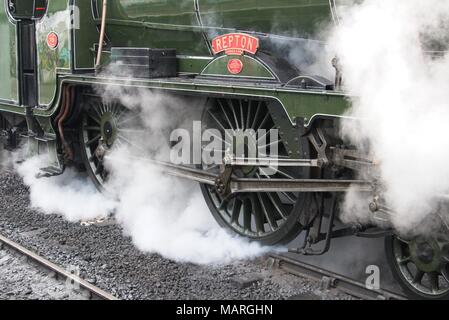 Eine Detailansicht der Antriebsräder von Repton, Schulen klasse Dampflok 926 mit Dampf um die Räder. Stockfoto