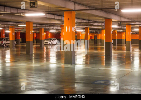 Parkplatz Tiefgarage im Haus oder im Supermarkt Stockfoto