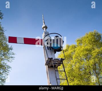 Eine Detailansicht eines Vintage Railway Signal in der STOP-Position gegen einen blauen Himmel. Stockfoto