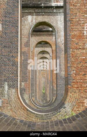 Blick entlang der gemauerten Bögen der Balcombe Eisenbahnviadukt in West Sussex. Stockfoto