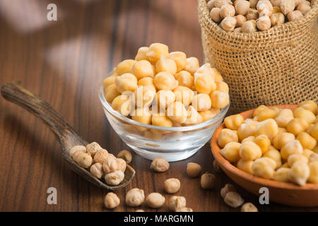 Körner von Kichererbsen (Cicer arietinum) in der Schüssel auf dem Tisch Stockfoto
