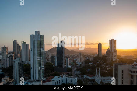 Sonnenuntergang Himmel über die moderne Skyline der Stadt vom hohen Aussichtspunkt - Stockfoto