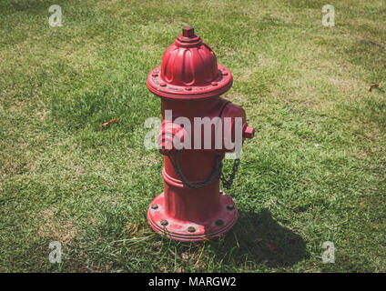 Rote Hydrant isoliert auf Wiese - vintage Hydrant - Stockfoto