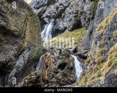 Wasserfälle und Wanderer auf dem steilen Weg zum Gordale Scar in der Nähe von Malham Yorkshire Dales England Stockfoto