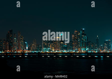 Moderne Skyline bei Nacht - Wolkenkratzer das Stadtbild, Panama City