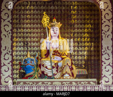 Hacienda Heights, CA, USA - 23. März 2018: Nahaufnahme des Ksitigarbha Bodhisattva bei Hall der Bodhisattvas bei Hsi Lai buddhistischer Tempel. Dekorative Rahmen ein Stockfoto