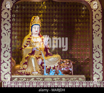 Hacienda Heights, CA, USA - 23. März 2018: Nahaufnahme von Avolokitesvara Bodhisattva bei Hall der Bodhisattvas bei Hsi Lai buddhistischer Tempel. Dekorative Rahmen Stockfoto