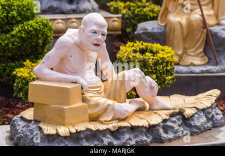 Hacienda Heights, CA, USA - 23. März 2018: Nahaufnahme von Golden drapiert Vanavasin in Arhat Garten bei Hsi Lai buddhistischer Tempel. Weiße und graue Umgebung Stockfoto