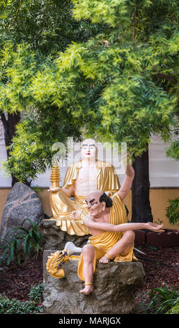 Hacienda Heights, CA, USA - 23. März 2018: Nahaufnahme von Golden drapiert Kalika mit Pagode und Mahkassapa in Arhat Garten bei Hsi Lai buddhistischen Te schreien Stockfoto