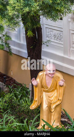 Hacienda Heights, CA, USA - 23. März 2018: Nahaufnahme von Golden drapiert Cudapanthaka in Arhat Garten bei Hsi Lai buddhistischer Tempel. Grüne Pflanzen, Gelb w Stockfoto