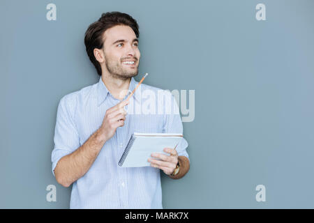 Gerne netten Mann sein Notebook Holding Stockfoto