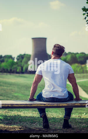 Attraktiver muskulöser Mann im City Park in einer schönen Sommertag, von der Rückseite aus betrachtet Stockfoto