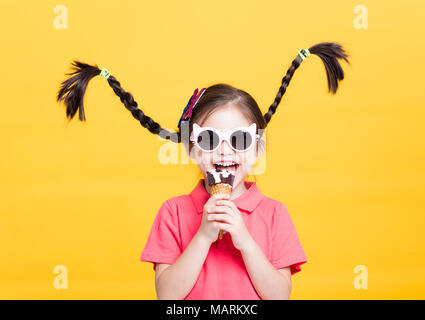 Lächelnde Mädchen Eis essen Stockfoto