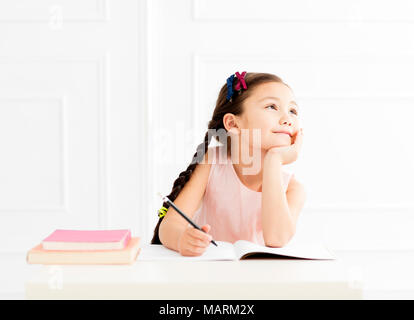 Gerne kleine Mädchen studieren und Denken Stockfoto