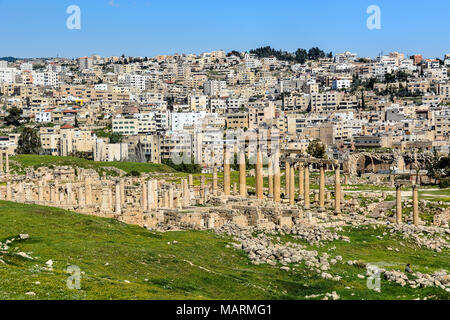 Die römischen Ruinen von Jerash, Jordanien. Die antiken Ruinen koexistieren mit der modernen Jerash und dienen als ein friedlicher Ort einige ruhige Zeit allein zu verbringen. Stockfoto