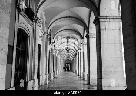 Typische überdachten Gang, die Vorhalle des Placa do Comercio, Lissabon, Portugal, Schwarz und Weiss Stockfoto