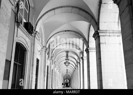 Typische überdachten Gang, die Vorhalle des Placa do Comercio, Lissabon, Portugal, Schwarz und Weiss Stockfoto