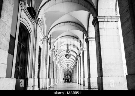 Typische überdachten Gang, die Vorhalle des Placa do Comercio, Lissabon, Portugal, Schwarz und Weiss Stockfoto